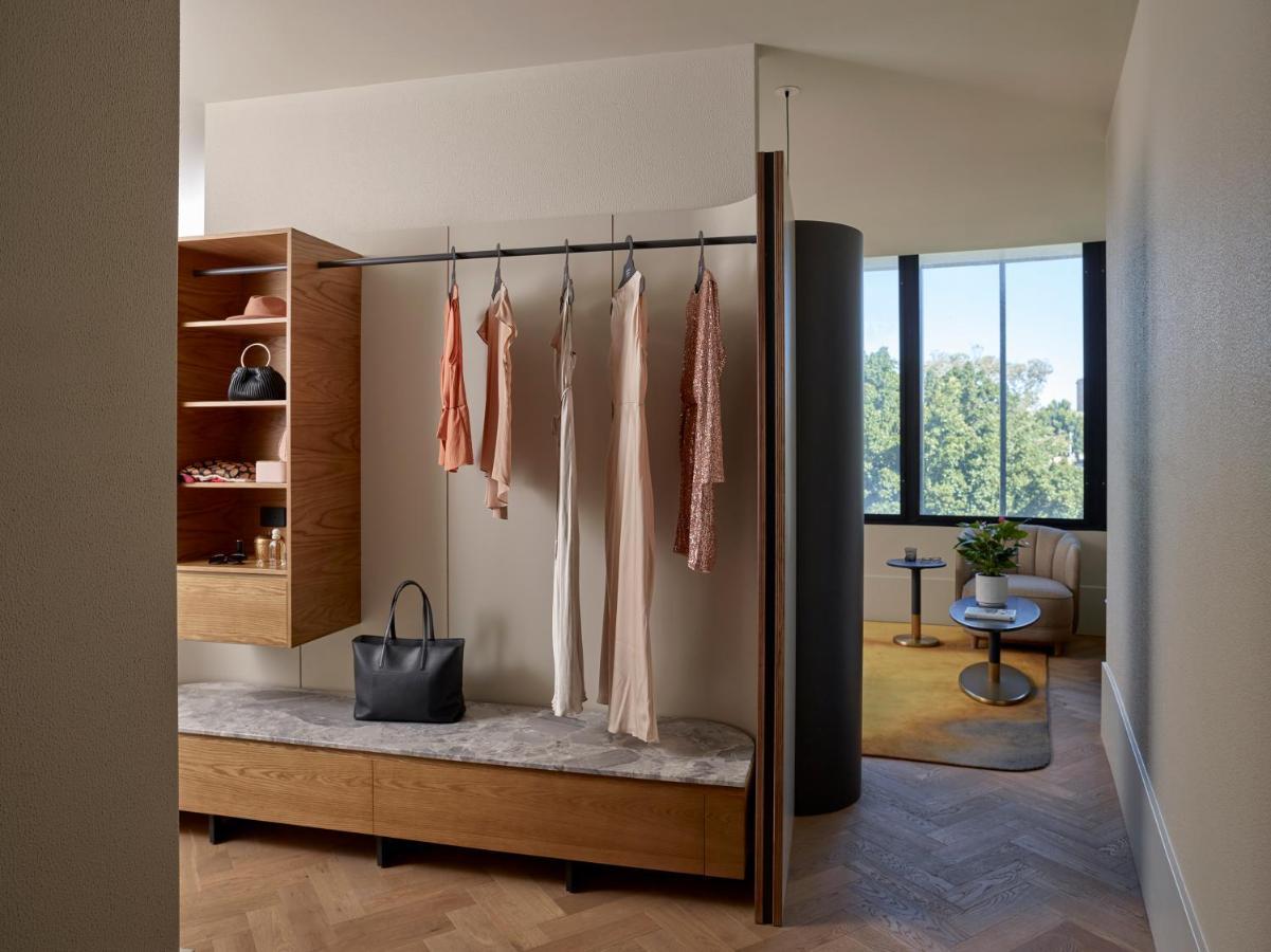 Crystalbrook Kingsley Hotel Newcastle Luaran gambar A walk-in wardrobe